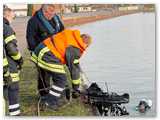 Eine Sicherung vom Ufer aus gehrt zum Tauchen, wenn im Kanal in Wehrendorf nach Diebesgut gesucht wird.